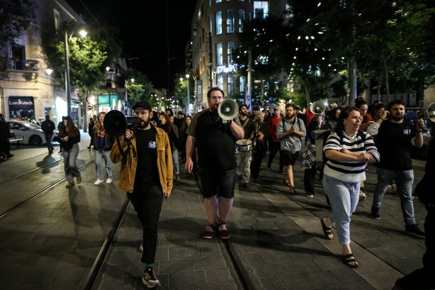 İsrailliler ateşkes için sokaklara indi