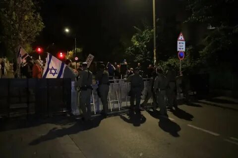 Foto - İsrailliler ayaklandı ‘Sen başlattın sen suçlusun’ Netanyahu’nun evinin önünde büyük protesto