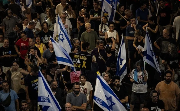 Foto - İsrailliler ayaklandı ‘Sen başlattın sen suçlusun’ Netanyahu’nun evinin önünde büyük protesto