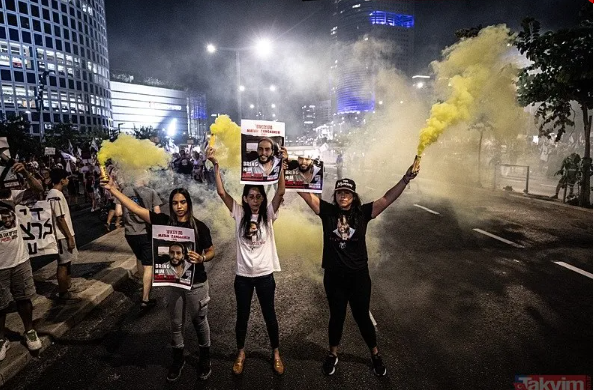 Foto - İsrailliler ayaklandı ‘Sen başlattın sen suçlusun’ Netanyahu’nun evinin önünde büyük protesto