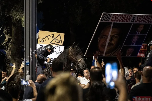 Foto - İsrailliler ayaklandı ‘Sen başlattın sen suçlusun’ Netanyahu’nun evinin önünde büyük protesto