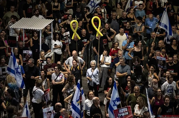 Foto - İsrailliler ayaklandı ‘Sen başlattın sen suçlusun’ Netanyahu’nun evinin önünde büyük protesto