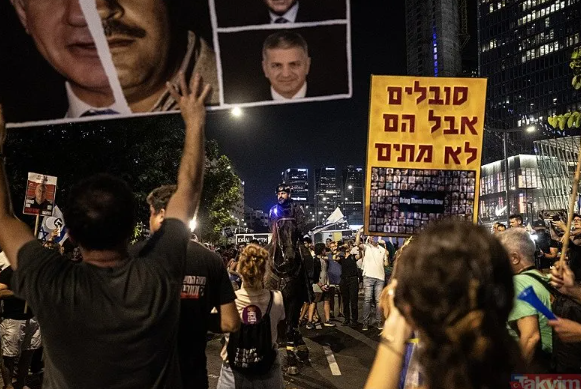 Foto - İsrailliler ayaklandı ‘Sen başlattın sen suçlusun’ Netanyahu’nun evinin önünde büyük protesto