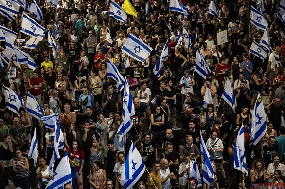 Foto - İsrailliler ayaklandı ‘Sen başlattın sen suçlusun’ Netanyahu’nun evinin önünde büyük protesto