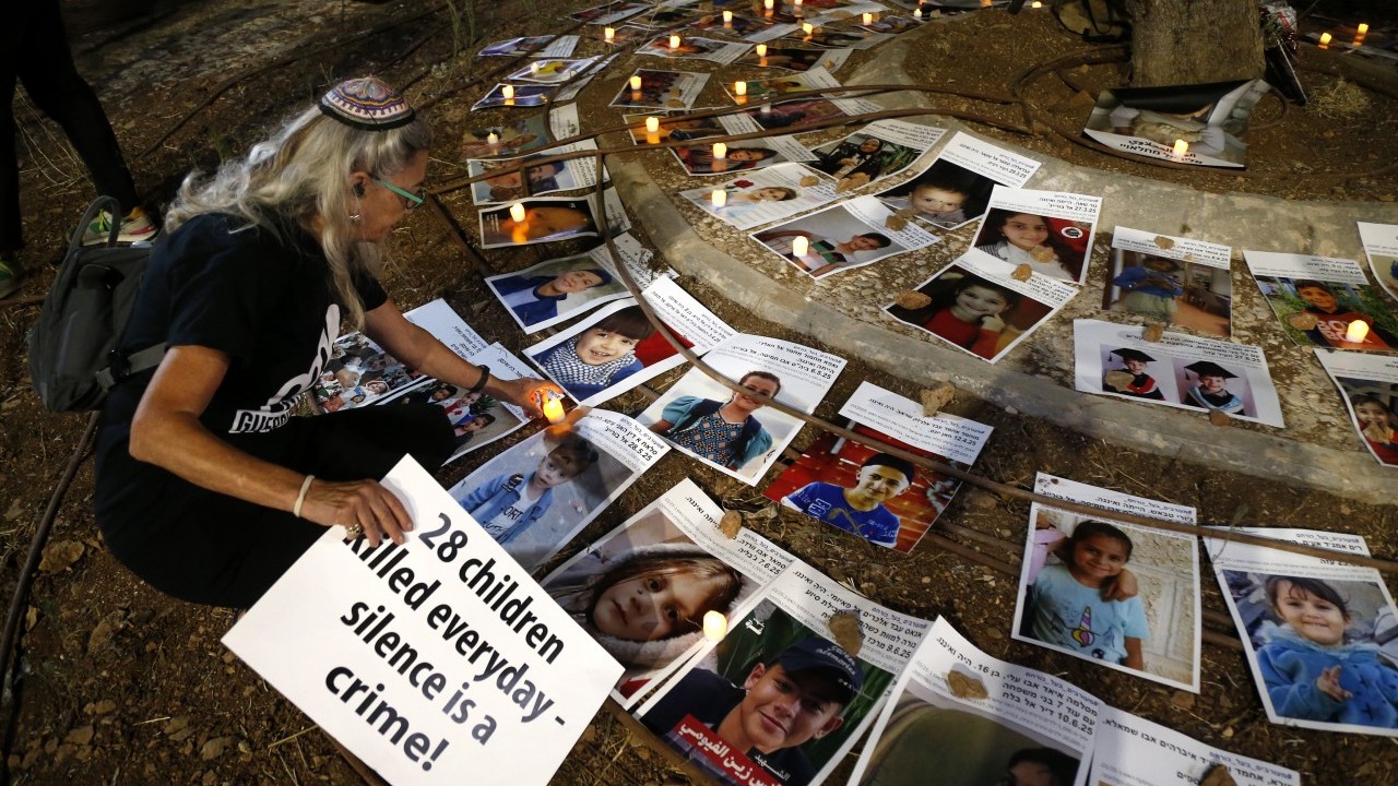 İsrailliler de Filistinli şehitler için sokağa indi...