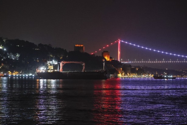 Foto - İstanbul Boğazı gemi trafiğine kapatıldı