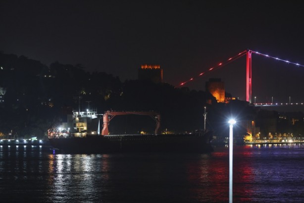 Foto - İstanbul Boğazı gemi trafiğine kapatıldı