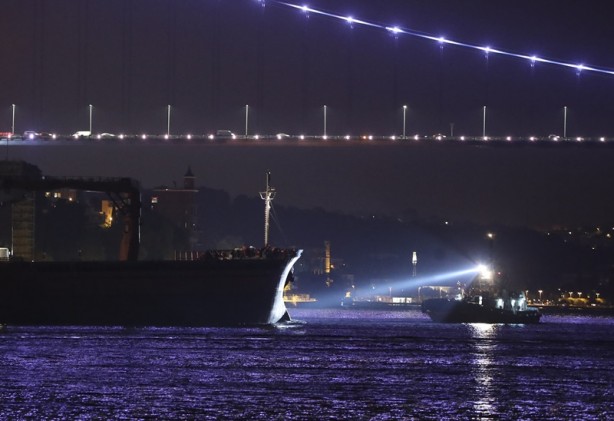 Foto - İstanbul Boğazı gemi trafiğine kapatıldı