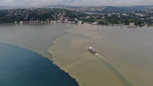 İstanbul Boğazında endişelendiren görüntüler