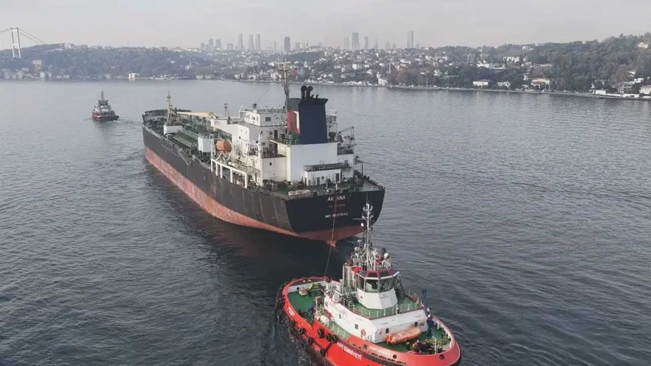 Foto - İstanbul Boğazı'nda gemi trafiği çift yönlü kapatıldı