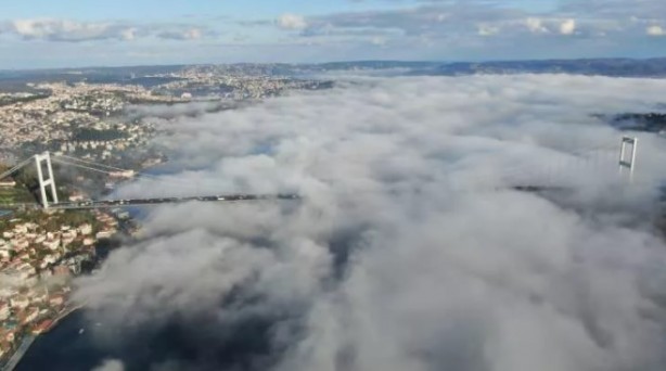 İstanbul Boğazı'nda sıra dışı anlar! Gemi geçişlerine kapatıldı