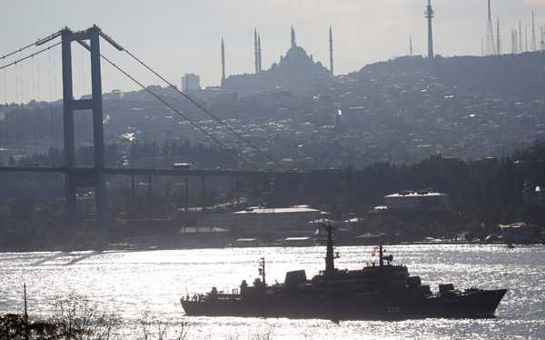 İstanbul Boğazı'ndan geçtiler