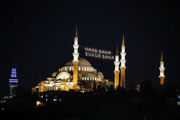 Foto - İstanbul camilerinde mahyalar yakıldı