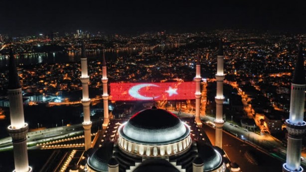 Foto - İstanbul camilerinde mahyalar yakıldı