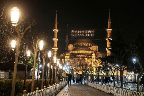 Foto - İstanbul camilerinde mahyalar yakıldı