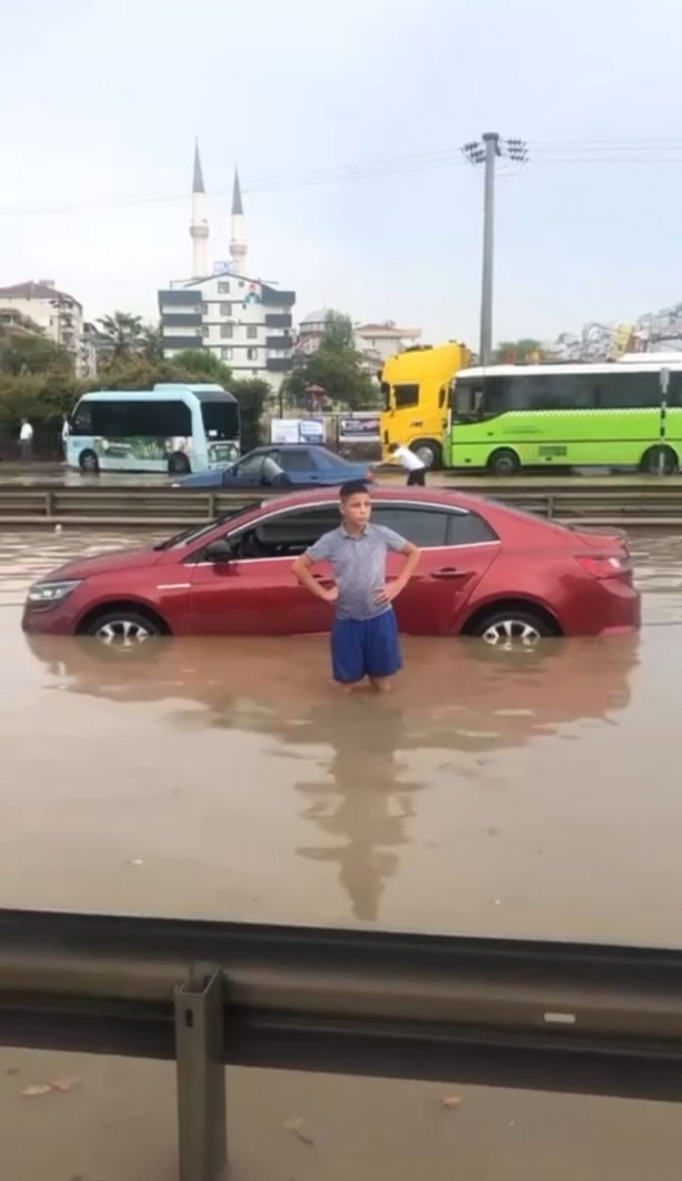 Foto - İstanbul dakikalar içinde göle döndü! Çözdüğün hali bu mu Ekrem?