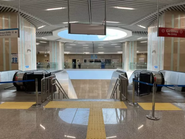 Foto - İstanbul dökülüyor! Ne merdivenler çalışıyor ne İBB