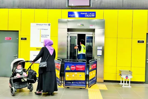 Foto - İstanbul dökülüyor! Ne merdivenler çalışıyor ne İBB