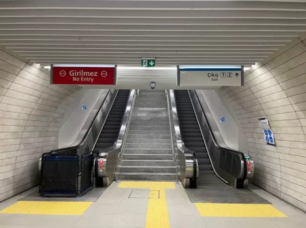 Foto - İstanbul dökülüyor! Ne merdivenler çalışıyor ne İBB