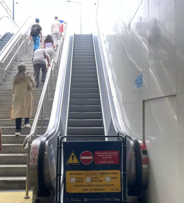 Foto - İstanbul dökülüyor! Ne merdivenler çalışıyor ne İBB