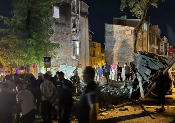 Foto - İstanbul Fatih'te 3 katlı bir bina çöktü!