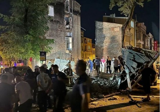 Foto - İstanbul Fatih'te 3 katlı bir bina çöktü!