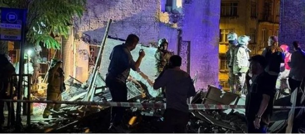 Foto - İstanbul Fatih'te 3 katlı bir bina çöktü!