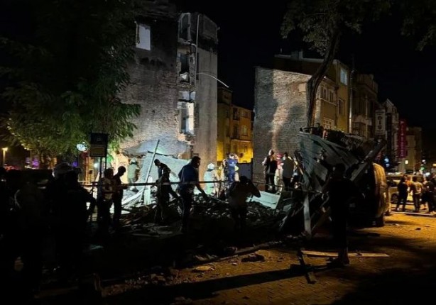 İstanbul Fatih'te 3 katlı bir bina çöktü!