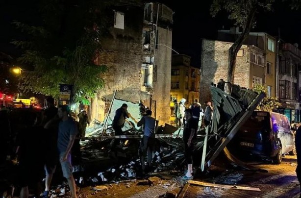 Foto - İstanbul Fatih'te 3 katlı bir bina çöktü!