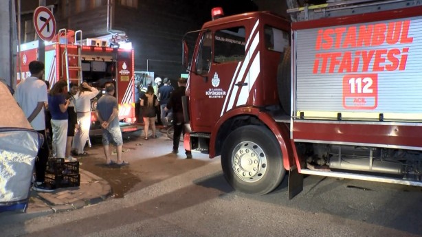 Foto - İstanbul - Fatih'te boş arsadaki ahşap baraka alev alev yandı