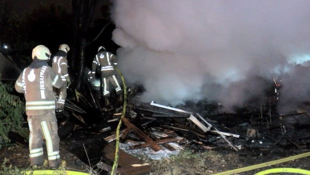 Foto - İstanbul - Fatih'te boş arsadaki ahşap baraka alev alev yandı