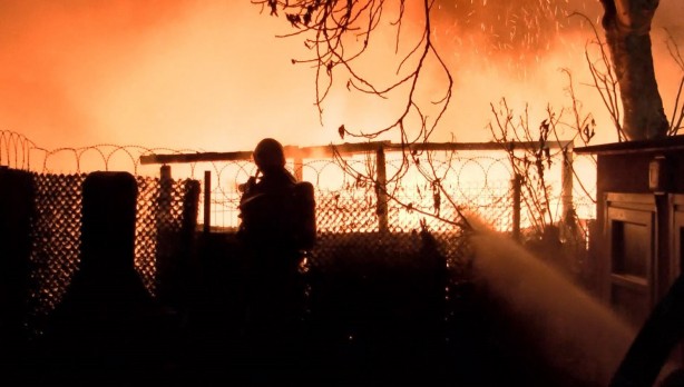 Foto - İstanbul - Fatih'te boş arsadaki ahşap baraka alev alev yandı