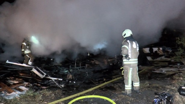 Foto - İstanbul - Fatih'te boş arsadaki ahşap baraka alev alev yandı