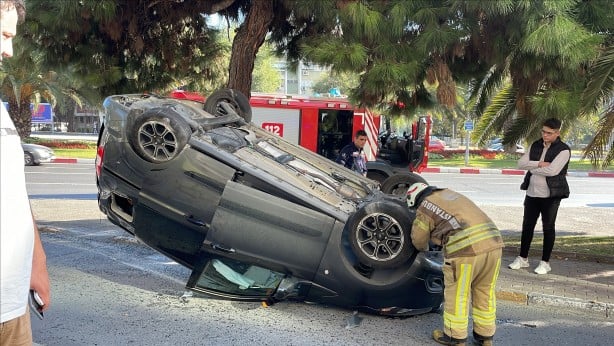 İstanbul'un göbeğinde otomobil ters döndü