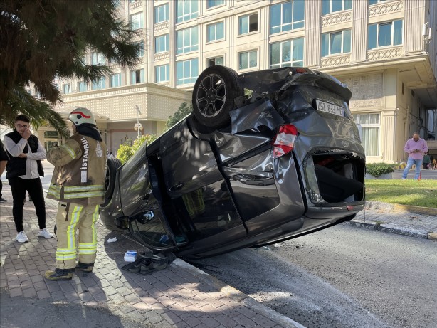 Foto - İstanbul'un göbeğinde otomobil ters döndü