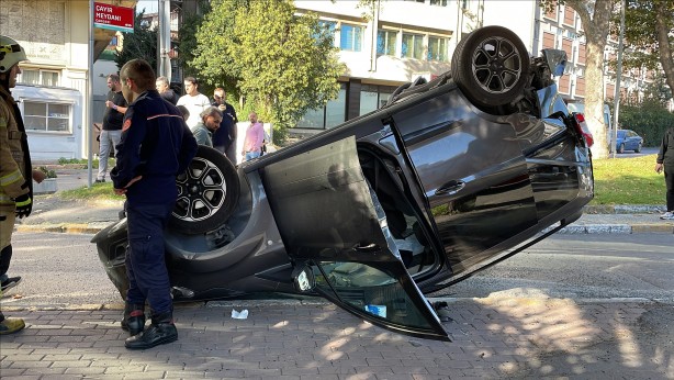 Foto - İstanbul'un göbeğinde otomobil ters döndü