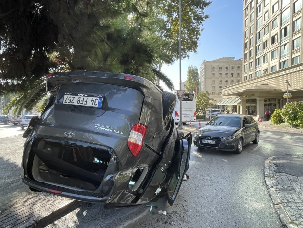 Foto - İstanbul'un göbeğinde otomobil ters döndü