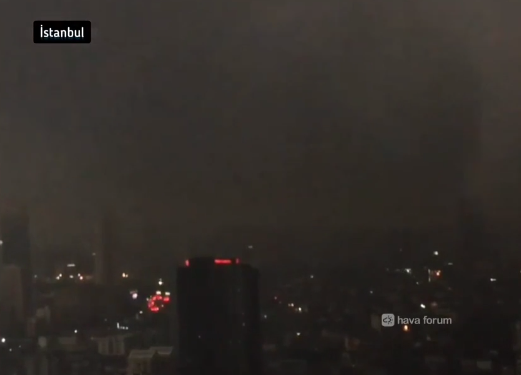 Foto - İstanbul gündüz vakti karanlığa gömüldü! Kıyamet alameti mi? O ayet gündem oldu