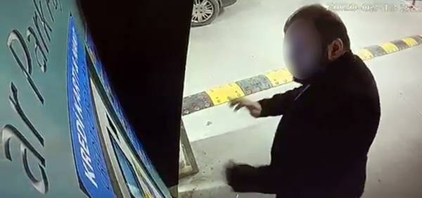 Foto - İstanbul Havalimanı'nda makineyi tekmeledi