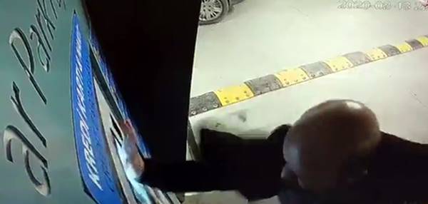 Foto - İstanbul Havalimanı'nda makineyi tekmeledi