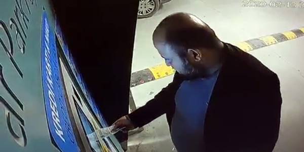 İstanbul Havalimanı'nda makineyi tekmeledi