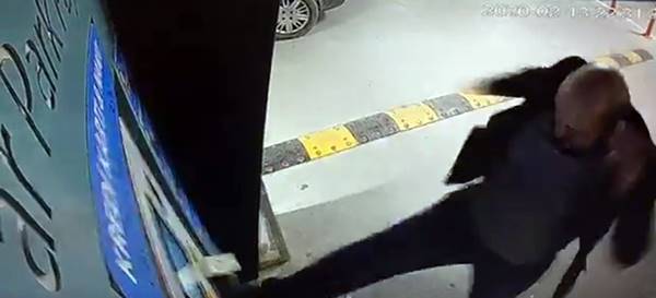 Foto - İstanbul Havalimanı'nda makineyi tekmeledi