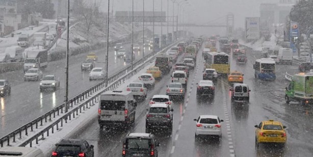 İstanbul için kritik kar uyarısı: Zorunlu olmadıkça trafiğe çıkmayın, kar yağışı etkili oluyor! AKOM hava durumu raporu