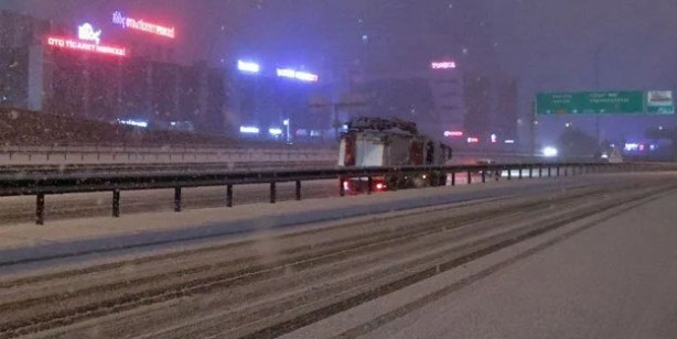 Foto - İstanbul için kritik kar uyarısı: Zorunlu olmadıkça trafiğe çıkmayın, kar yağışı etkili oluyor! AKOM hava durumu raporu