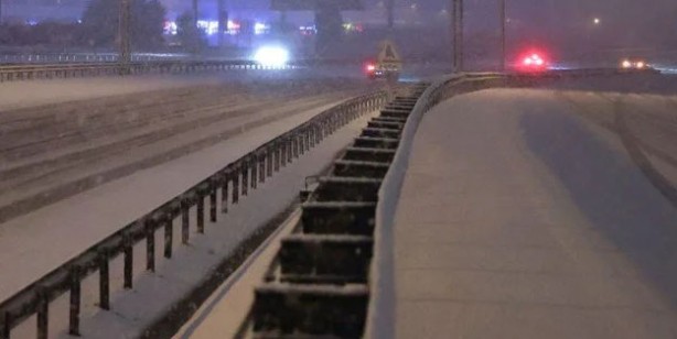 Foto - İstanbul için kritik kar uyarısı: Zorunlu olmadıkça trafiğe çıkmayın, kar yağışı etkili oluyor! AKOM hava durumu raporu