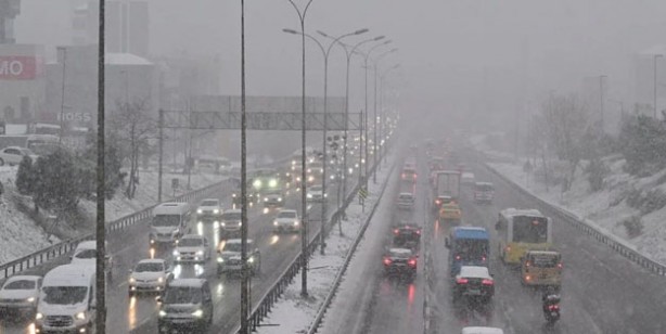 Foto - İstanbul için kritik kar uyarısı: Zorunlu olmadıkça trafiğe çıkmayın, kar yağışı etkili oluyor! AKOM hava durumu raporu