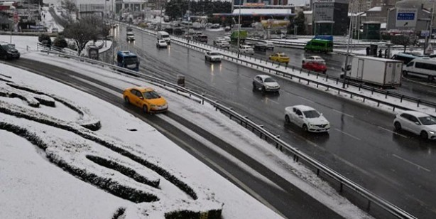 Foto - İstanbul için kritik kar uyarısı: Zorunlu olmadıkça trafiğe çıkmayın, kar yağışı etkili oluyor! AKOM hava durumu raporu
