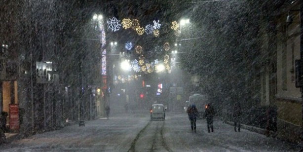 Foto - İstanbul için kritik kar uyarısı: Zorunlu olmadıkça trafiğe çıkmayın, kar yağışı etkili oluyor! AKOM hava durumu raporu
