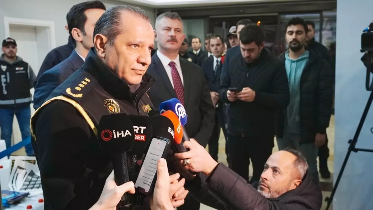 Foto - İstanbul İl Emniyet Müdürü, "Esencılıs" sorusunu duyunca resmen çılgına döndü! Yüz ifadesine dikkat