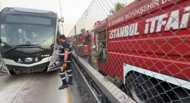 Foto - İstanbul kimlere emanet! Metrobüs bakımsızlıktan yandı